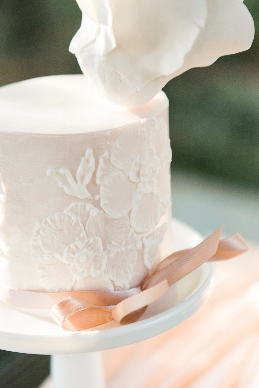 Minimalist Wedding a Cake